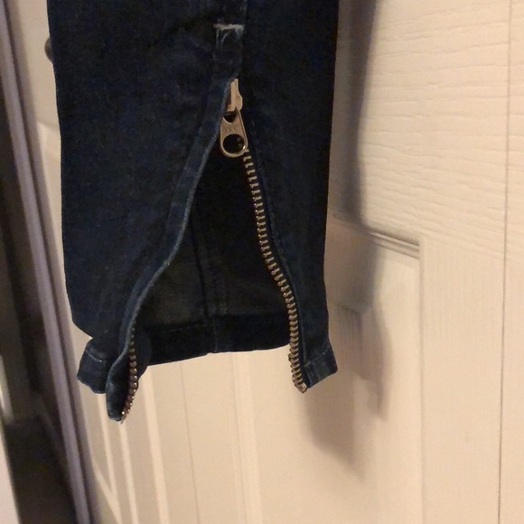 EUC Guess Jeans -Women’s Size 26 - Slim Zippered Leg - Picture 6 of 6